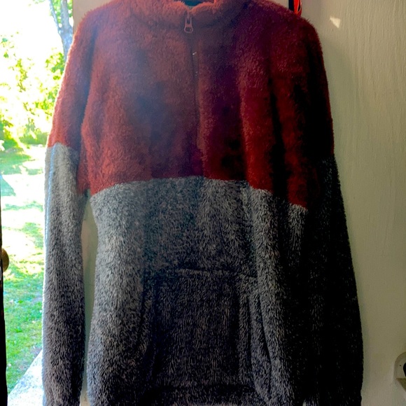 I like this little zip up hoodie it’s just not my size and I wish it was - Picture 1 of 5